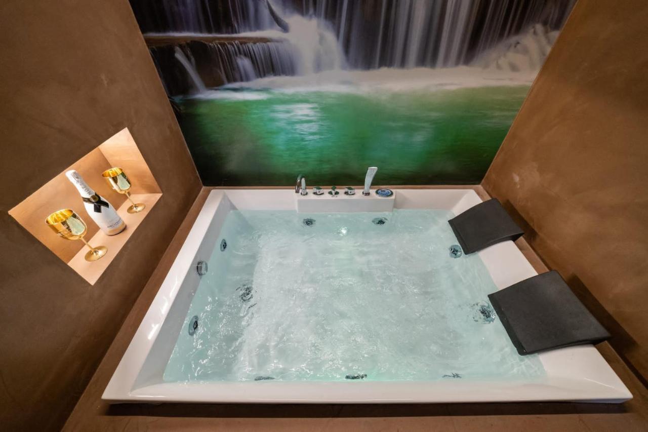 Luxury Hotel *